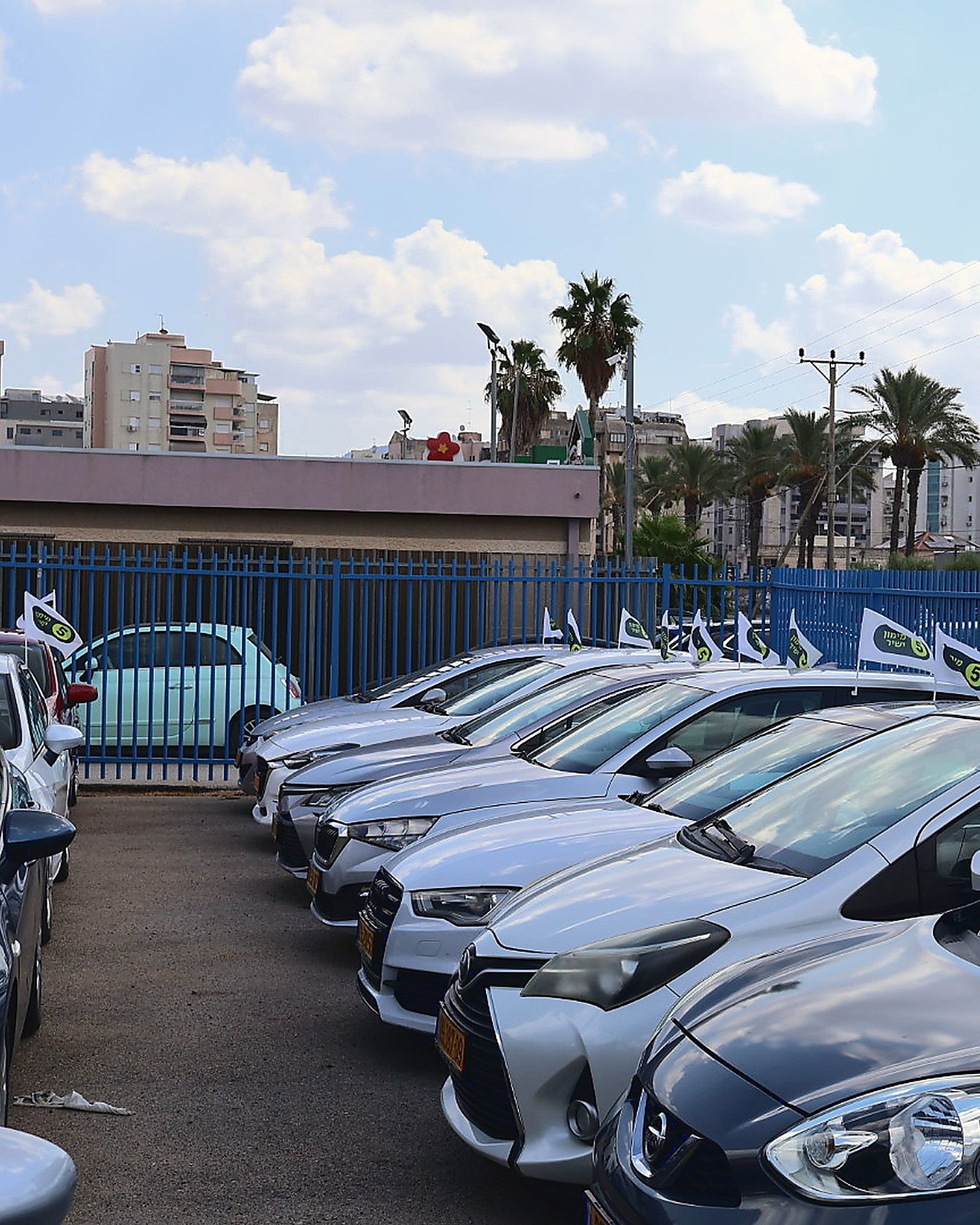 שורת הרכבים במגרש ט.א מוטורס בהבנים 45, עפולה
